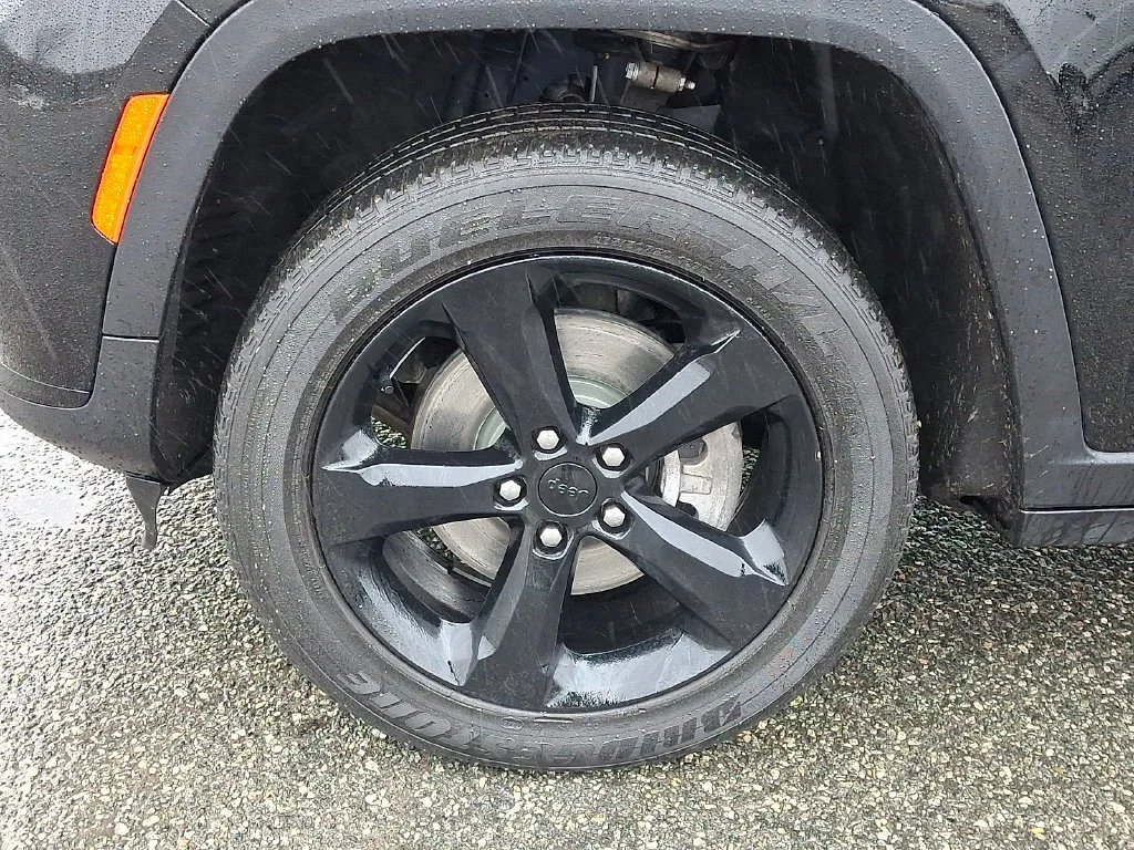 Used 2023 Diamond Black Crystal Pearlcoat Jeep Altitude image 29