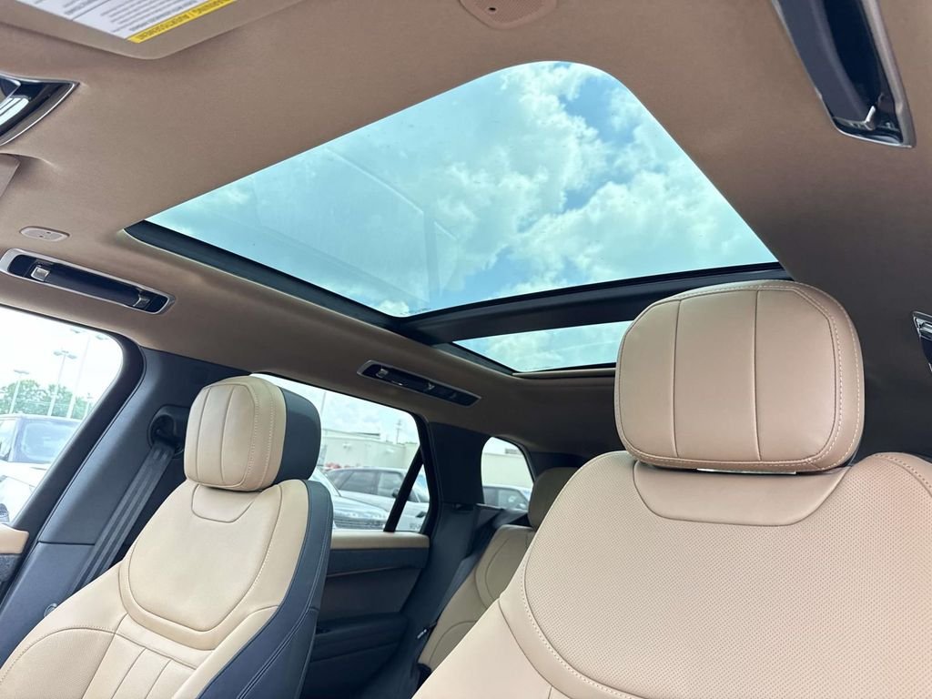 New 2026 Ostuni Pearl White Land Rover Dynamic SE image 23