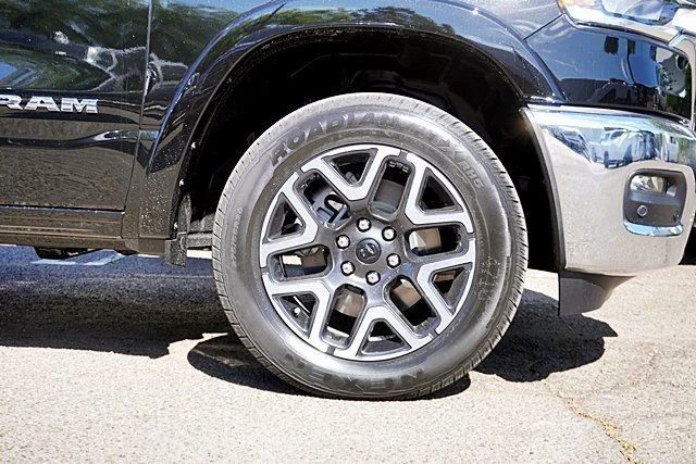 New 2026 Diamond Black Crystal Pearl-Coat Exterior Paint RAM Laramie image 7