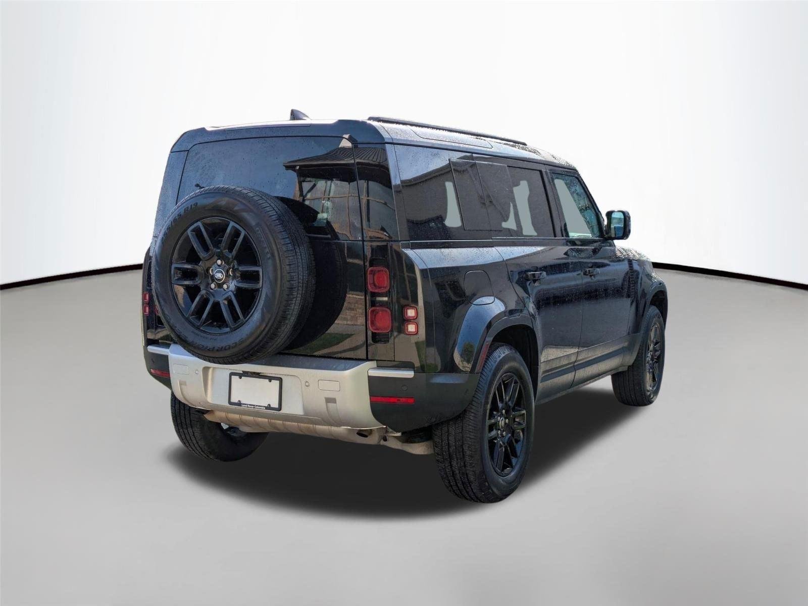 Used 2025 Santorini Black Metallic Land Rover S image 5