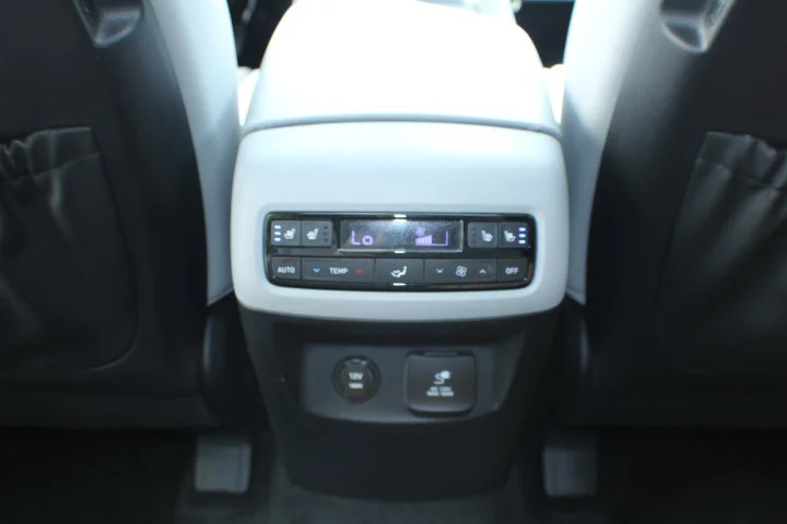 Used 2025 Moonlight Cloud Hyundai SEL Premium 7P image 17