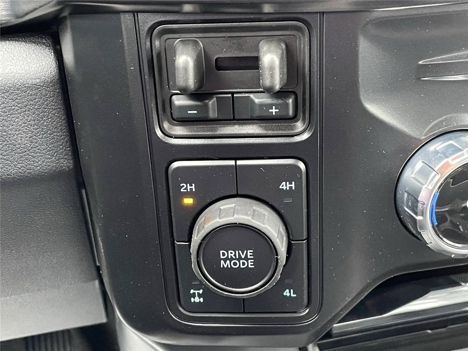 New 2026 Oxford White Ford LARIAT image 35