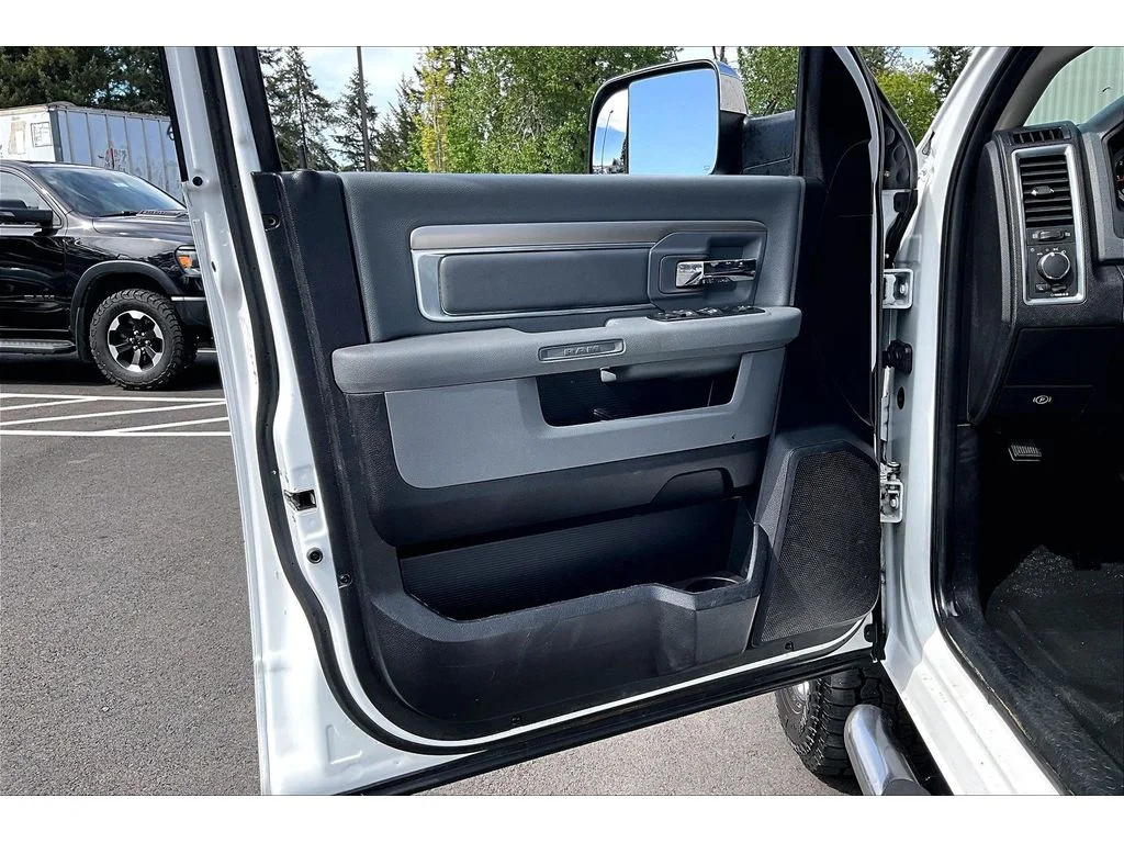 Used 2014  Ram SLT image 21