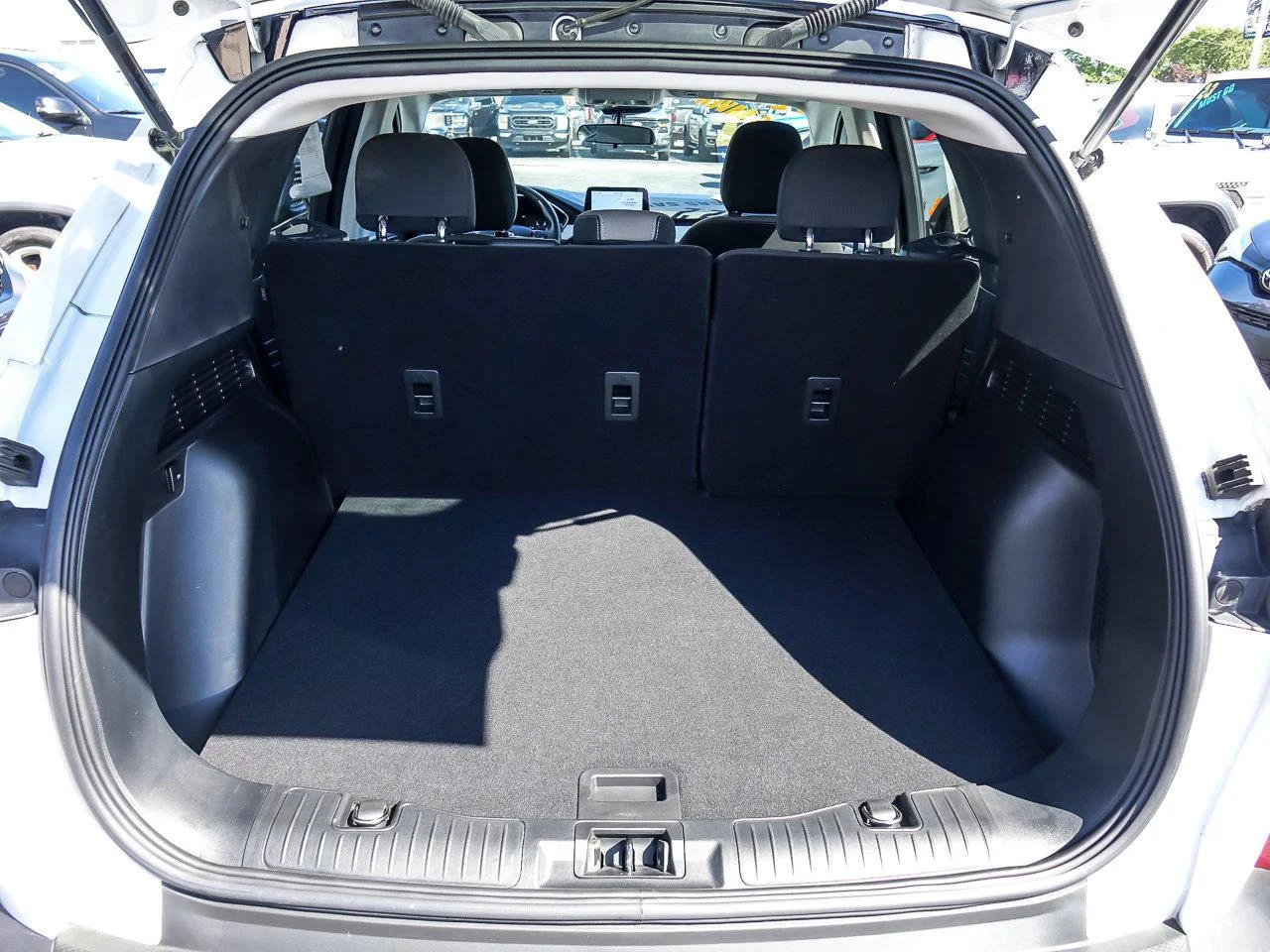Used 2022 White Metallic Ford SE image 29