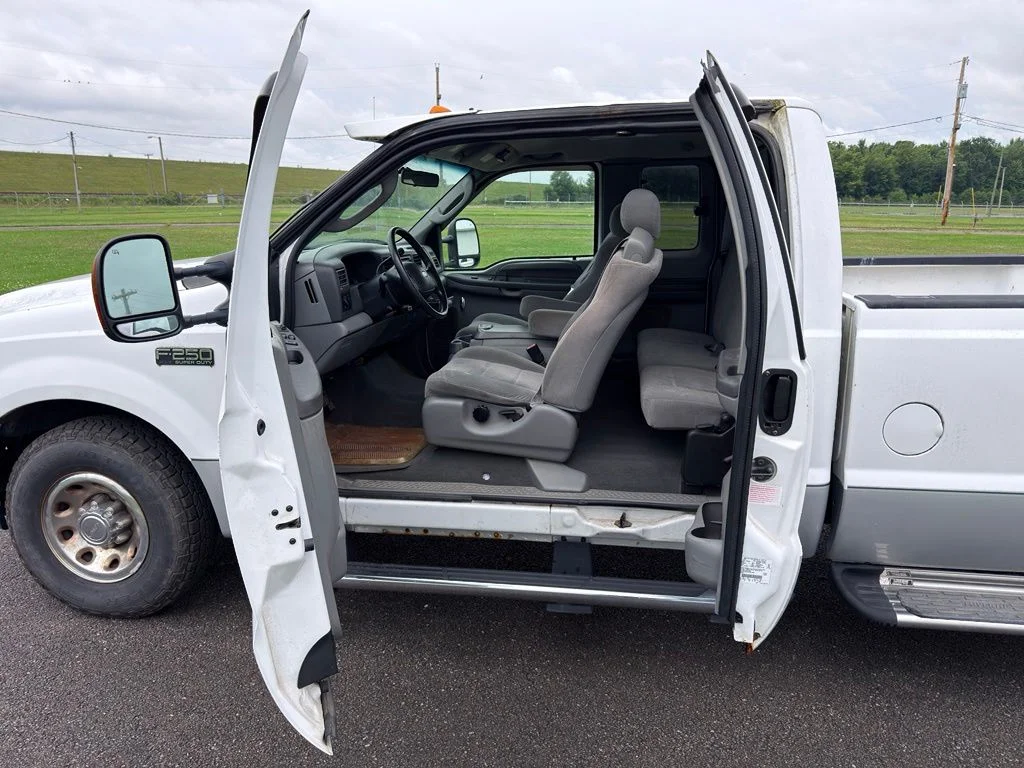 Used 2004 White Ford  image 22