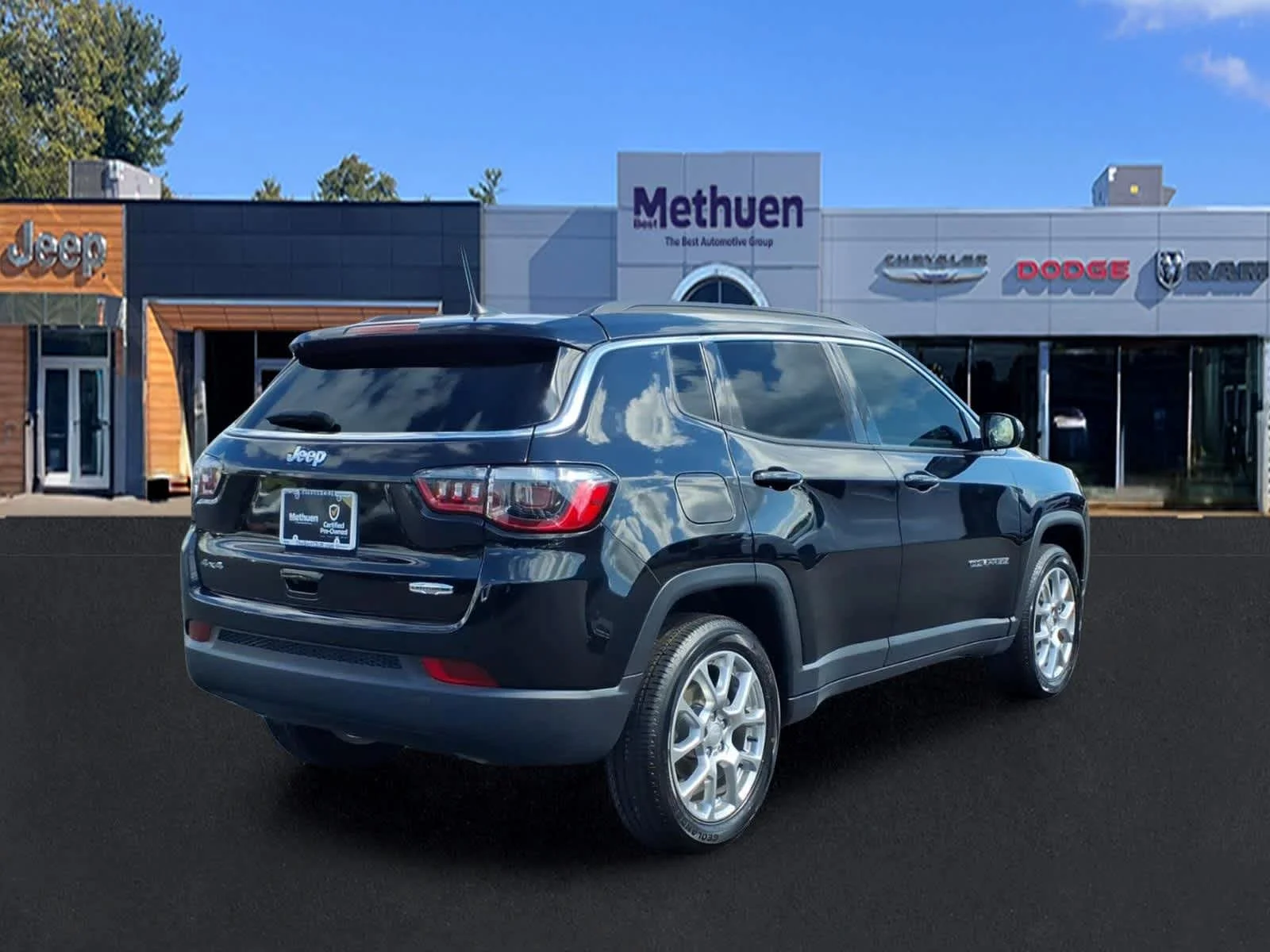 Used 2024 Diamond Black Crystal Pearlcoat Jeep Latitude Lux image 4