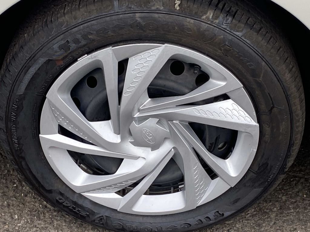 Used 2025 White Subaru Base image 28