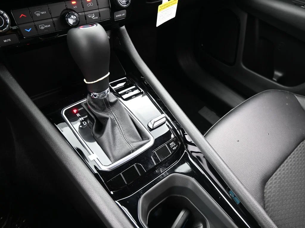 New 2026 Bright White Clear-Coat Exterior Paint Jeep Latitude image 23