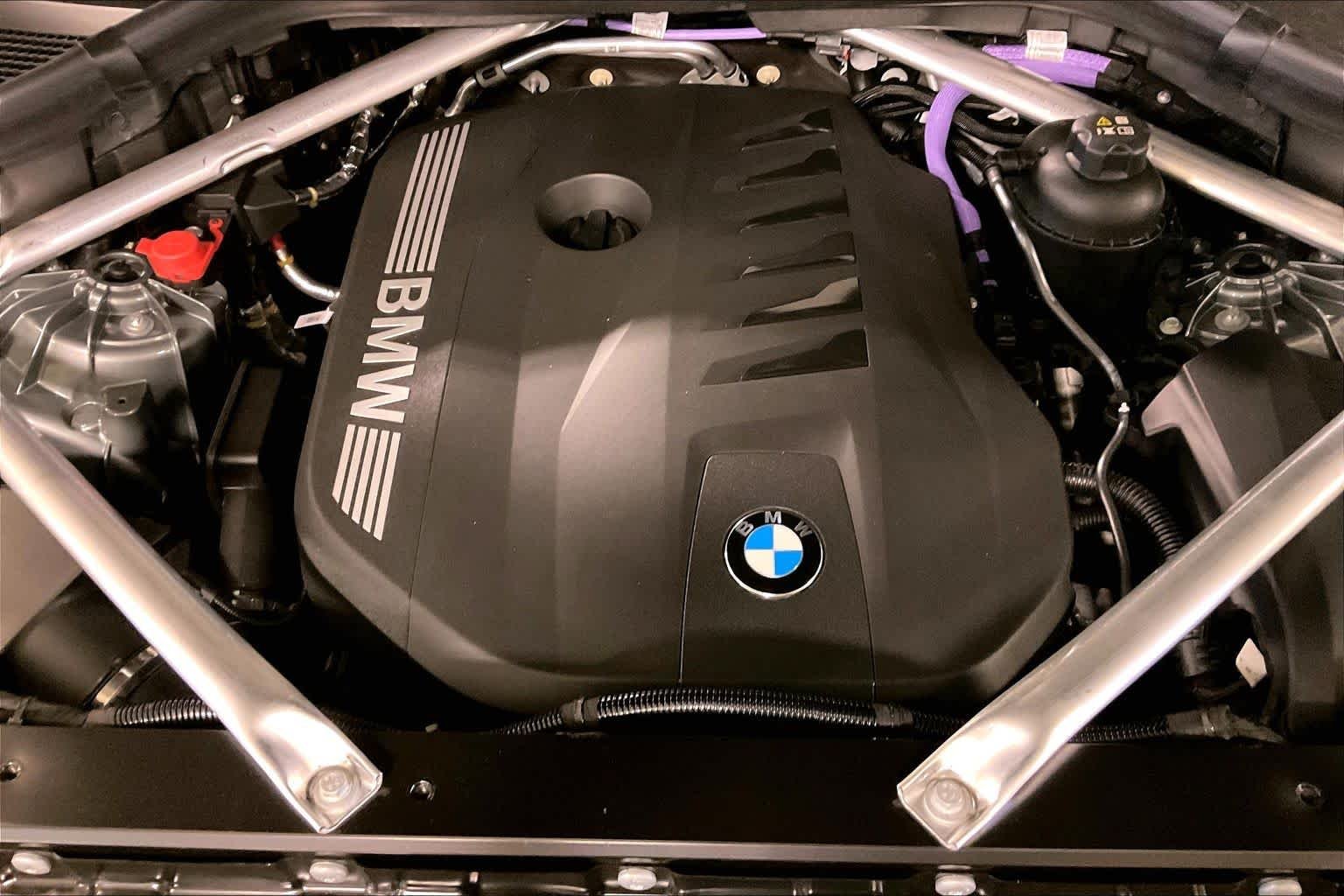 Used 2026 Skyscraper Grey Metallic BMW xDrive40i image 17