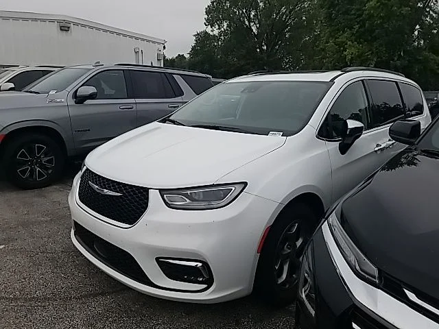 Used 2023 White Chrysler Limited image 13
