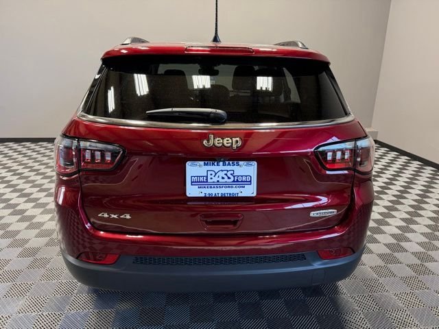 Used 2022 Velvet Jeep Latitude image 11