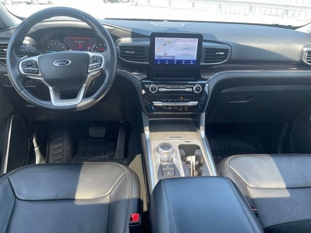 Used 2022 White Metallic Ford Limited image 3