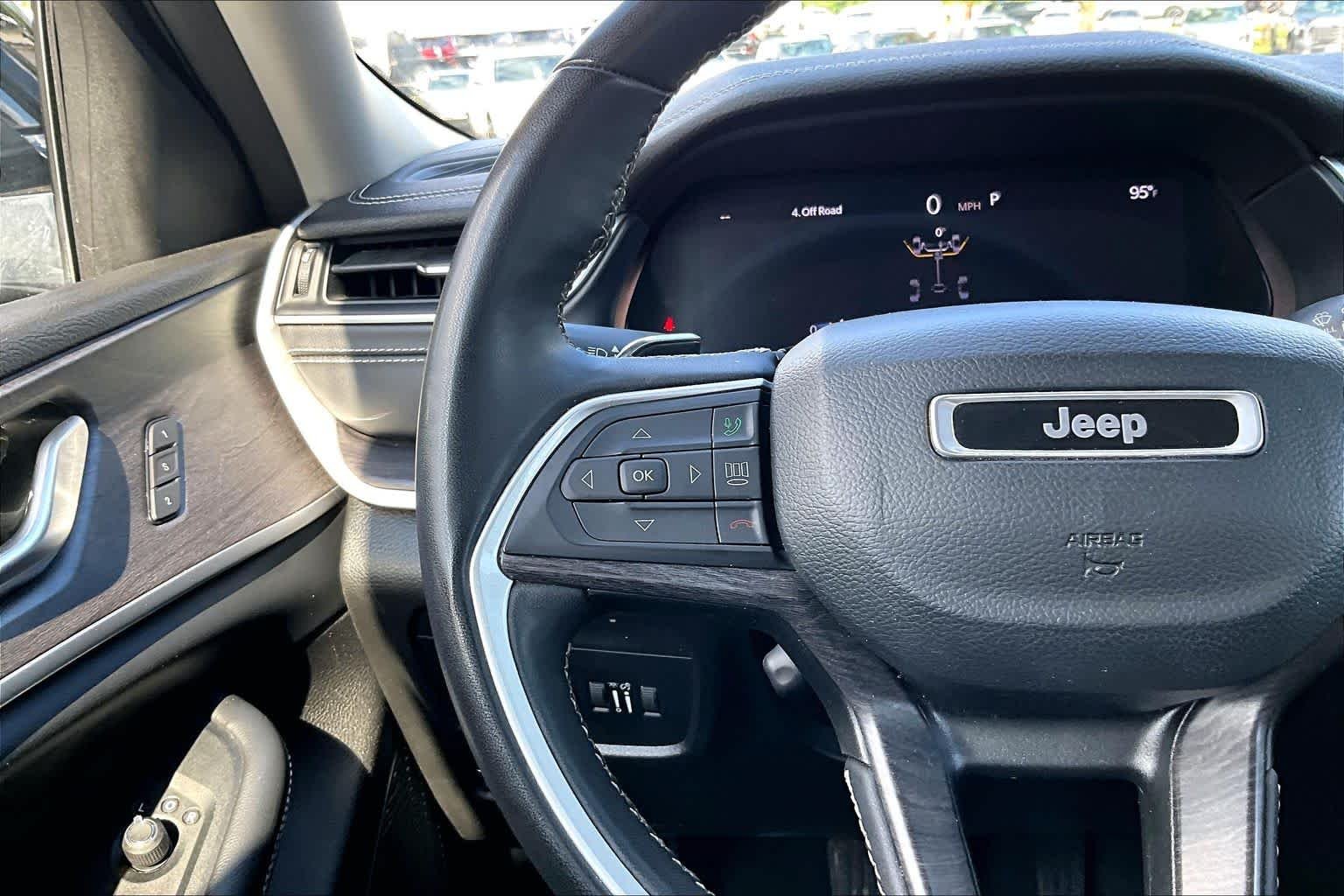 Used 2023 Rocky Mountain Pearlcoat Jeep Limited image 24
