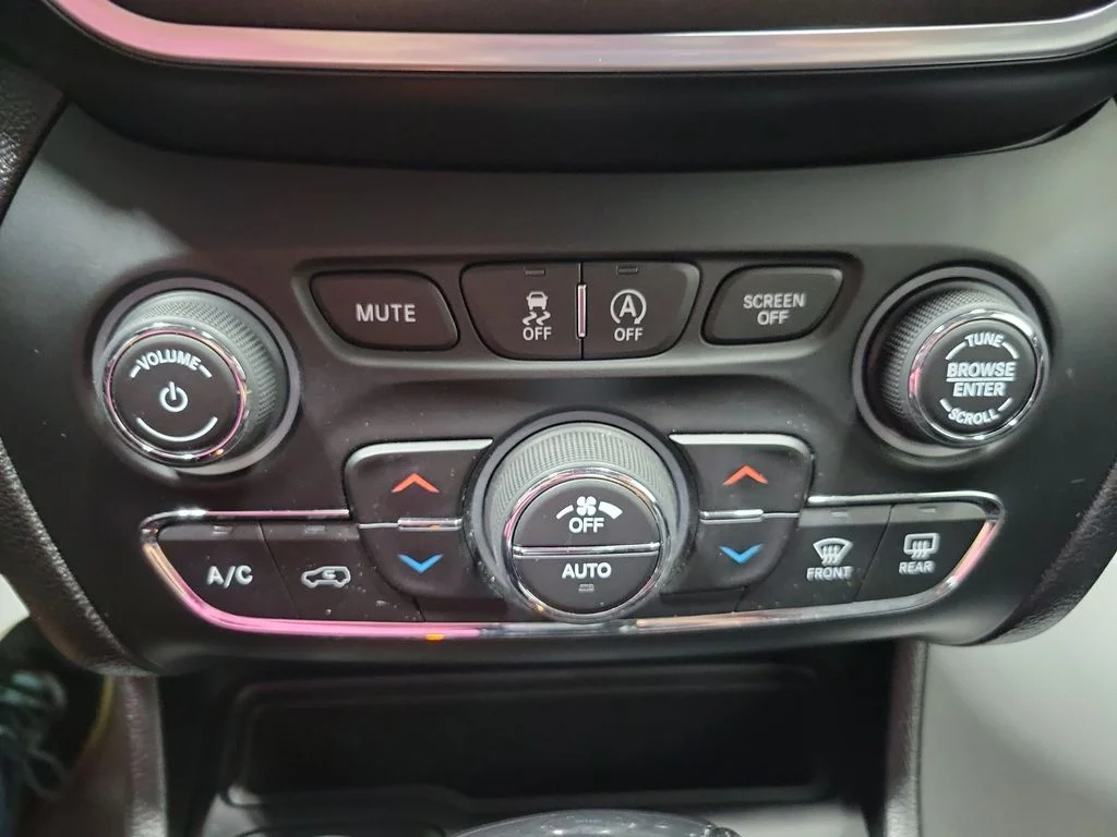 Used 2022 White Jeep Trailhawk image 44