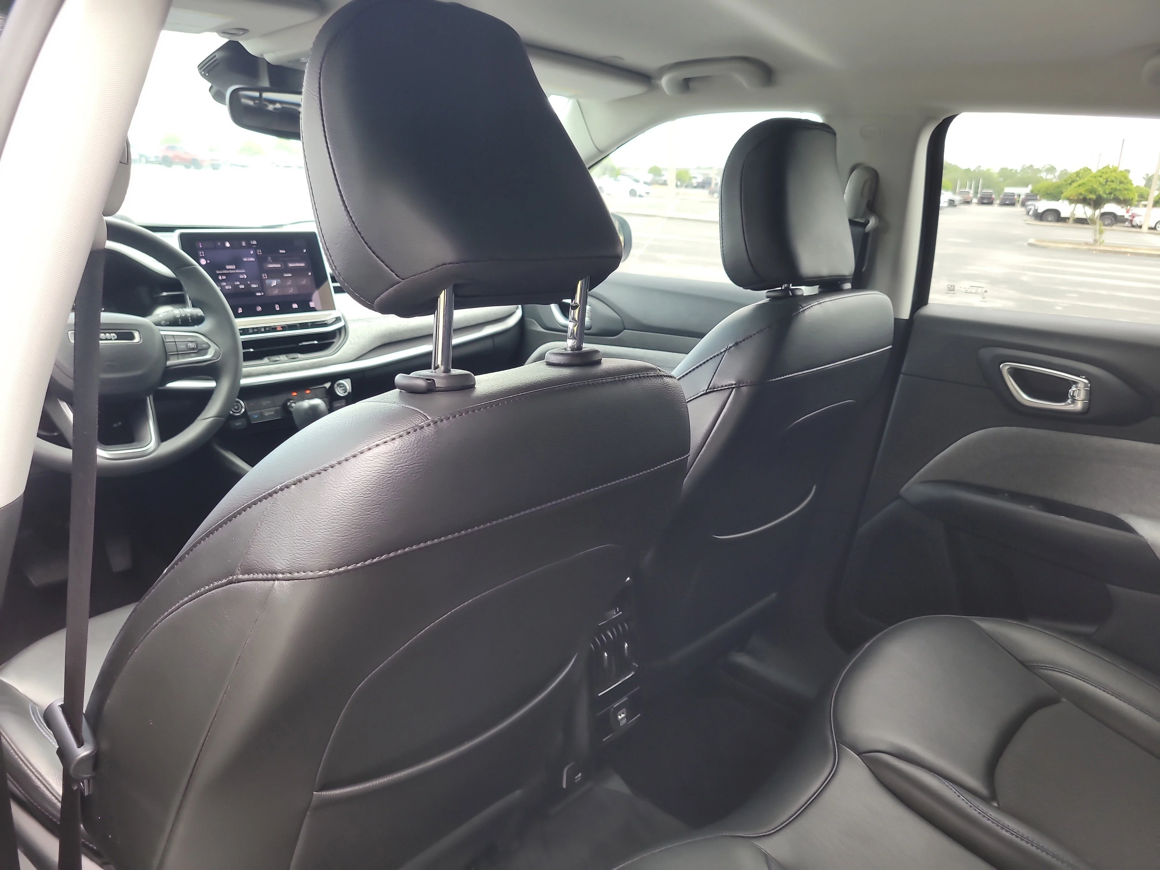 Used 2022 Diamond Black Crystal Pearlcoat Jeep Latitude image 12