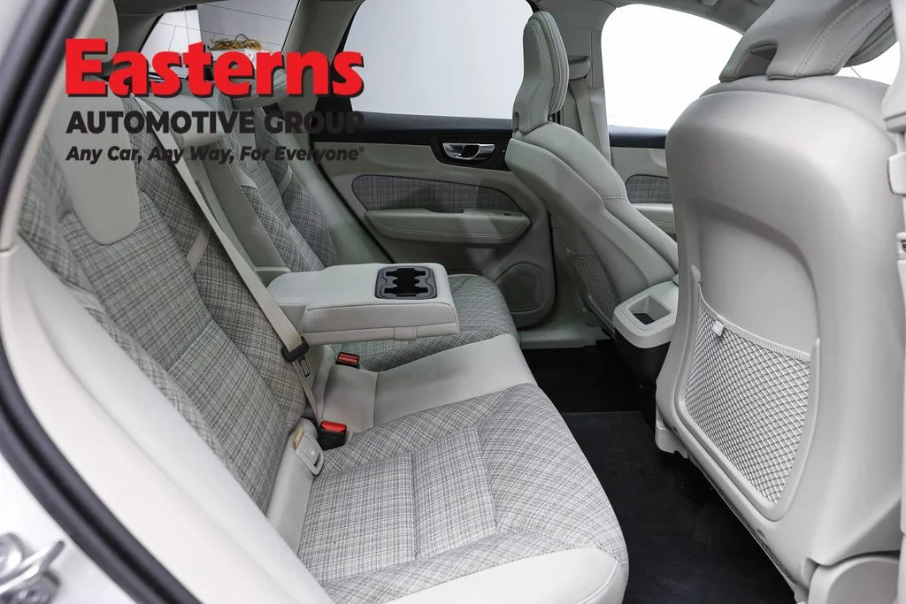 Used 2022 White Volvo B5 Momentum image 24