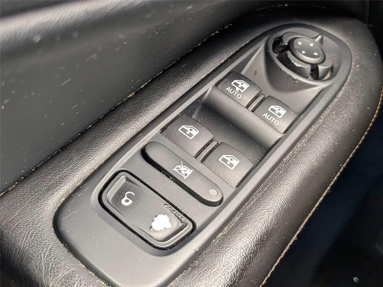 Used 2021  Jeep Latitude image 23