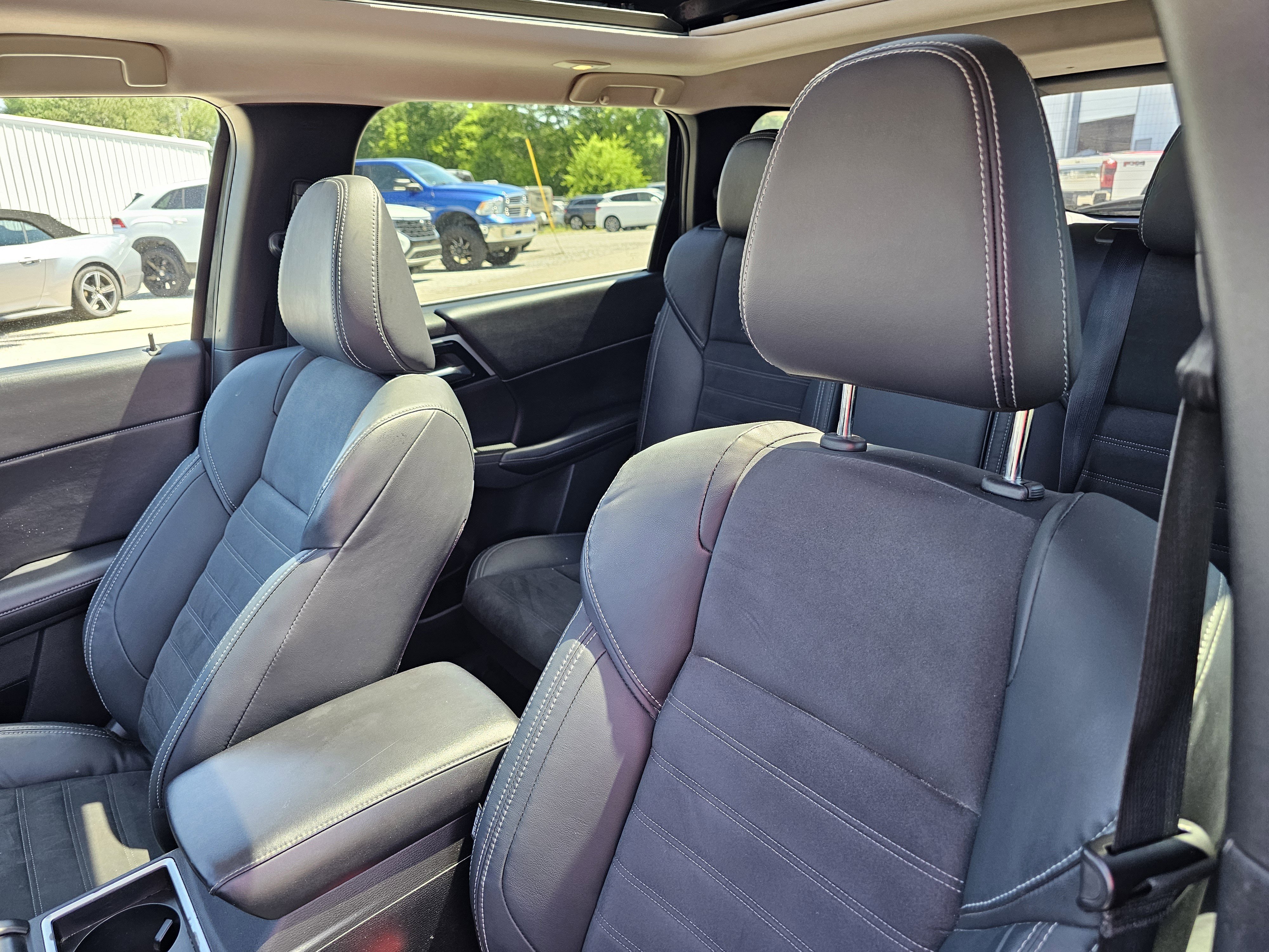 Used 2022 Black Diamond Mitsubishi SE Launch Edition image 17