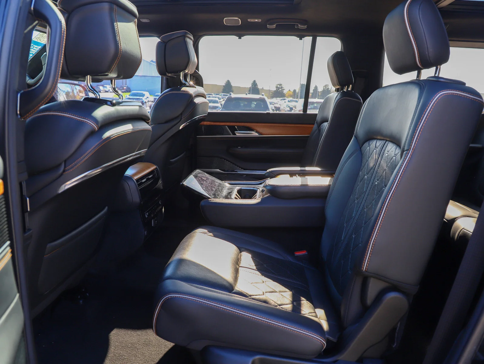 Used 2022 Diamond Black Crystal Pearlcoat Jeep Series III image 17