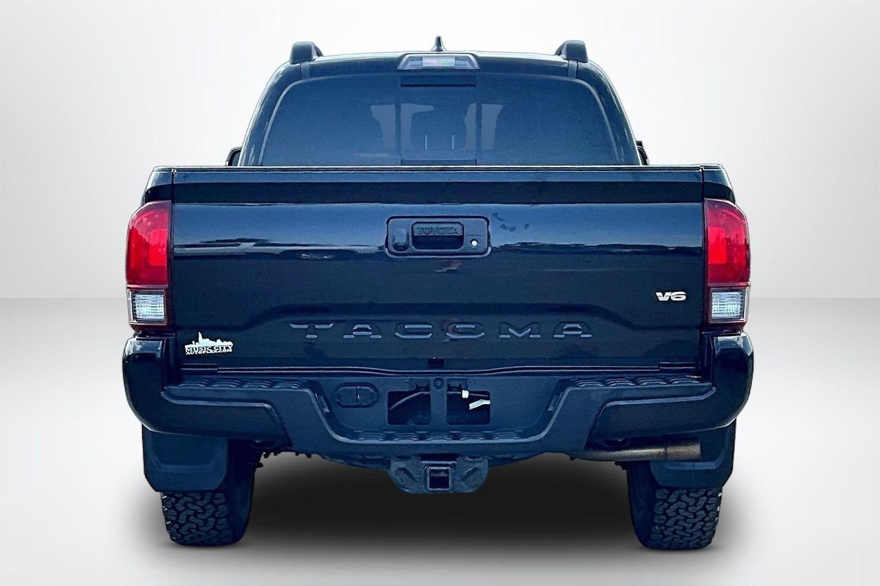 Used 2018 Midnight Black Metallic Toyota SR5 image 7