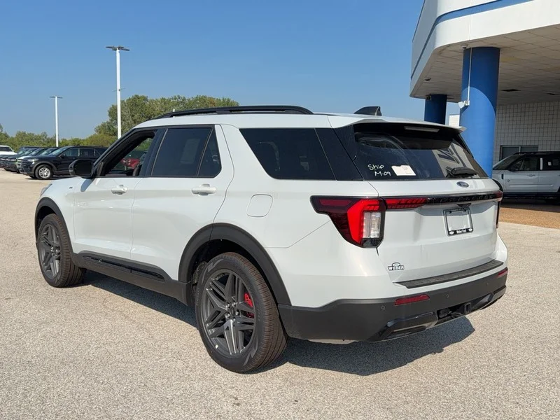 New 2026 Space White Metallic Ford ST-Line RWD image 3