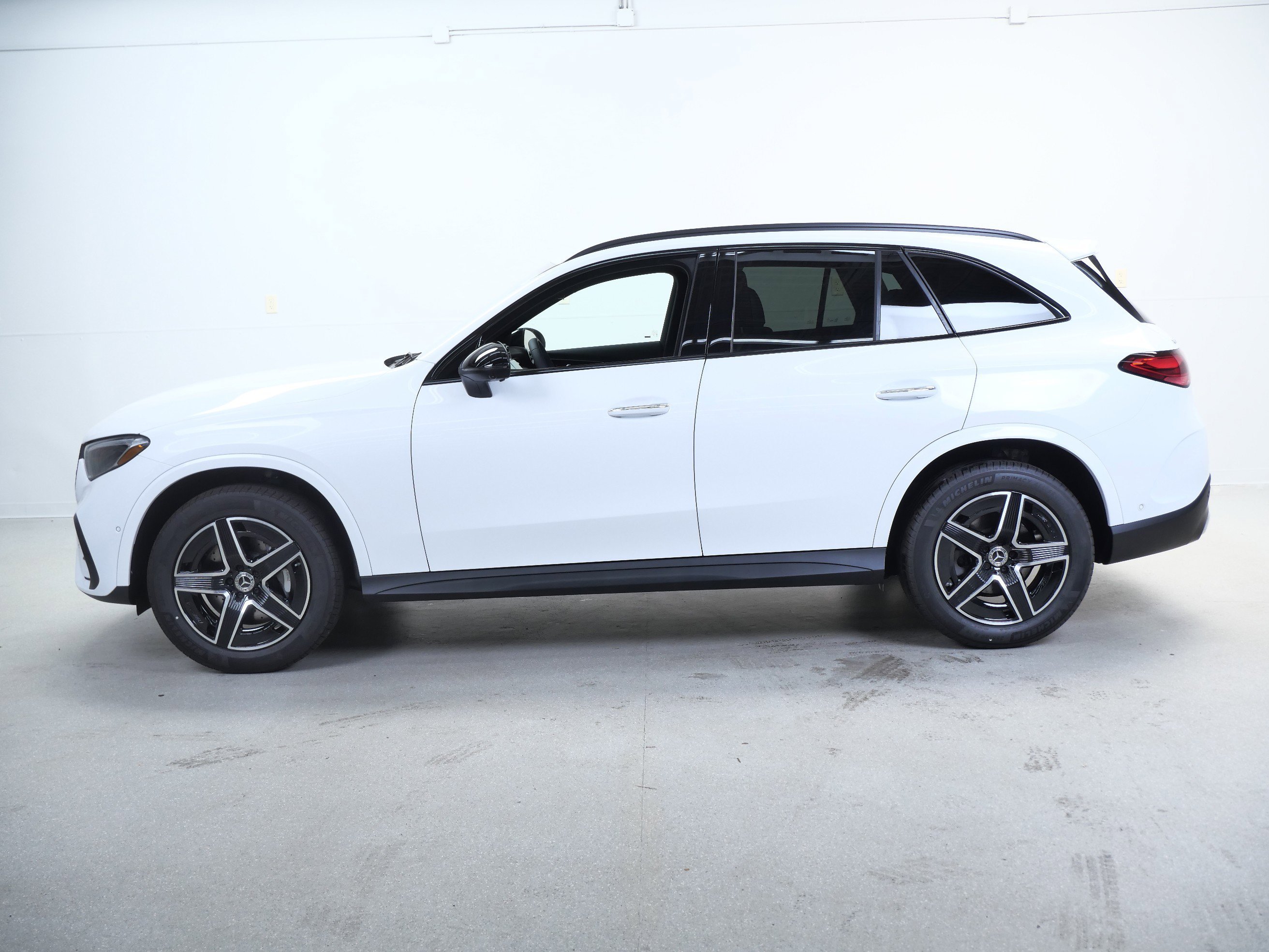 New 2026 MANUFAKTUR Moonlight White Metallic Mercedes-Benz GLC 300 image 10