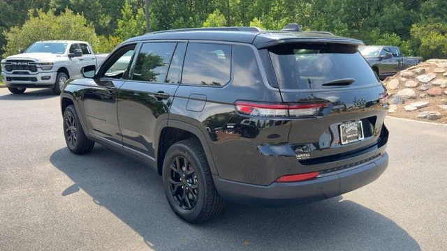 New 2026 Diamond Black Crystal Pearl-Coat Exterior Paint Jeep Laredo Altitude image 6