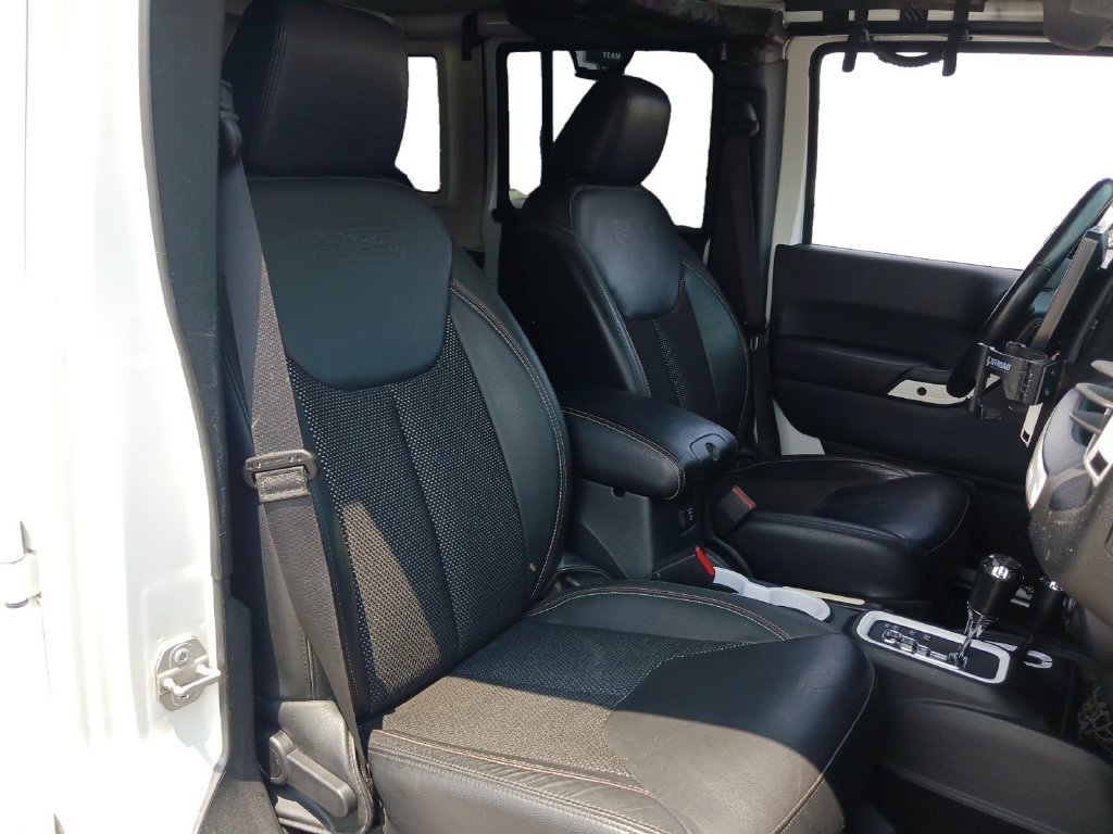 Used 2016 White Jeep Unlimited Sahara image 28