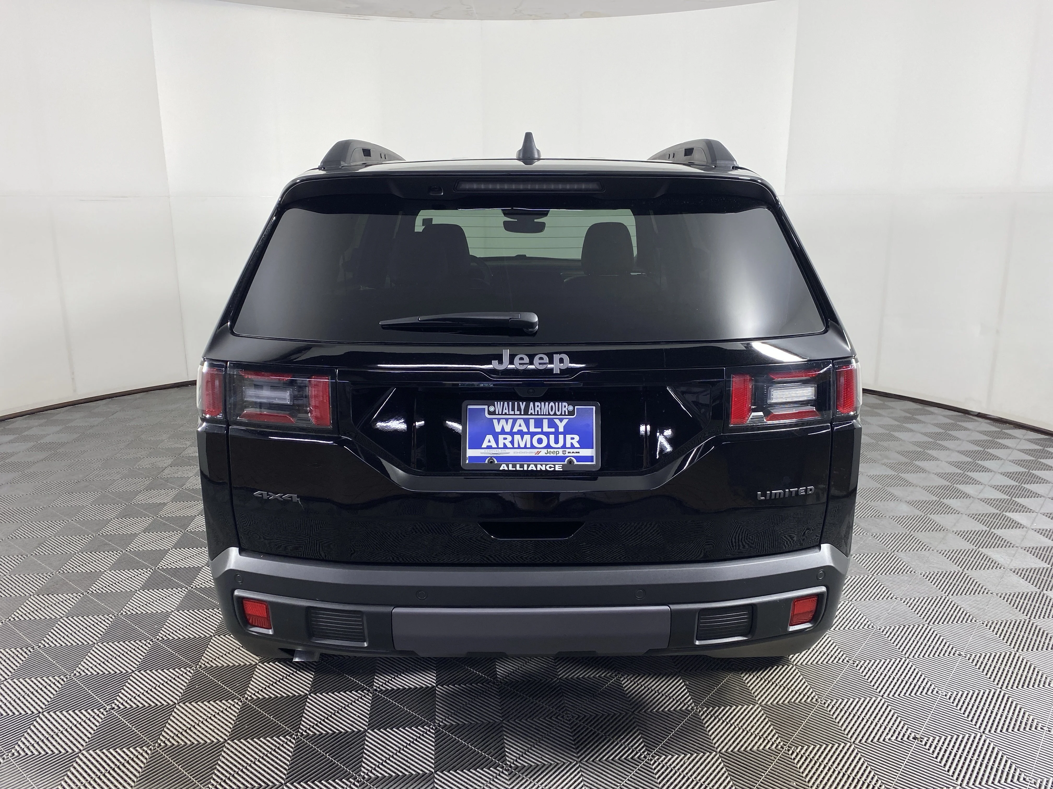New 2026 Diamond Black Crystal Pearl-Coat Exterior Paint Jeep Limited image 9