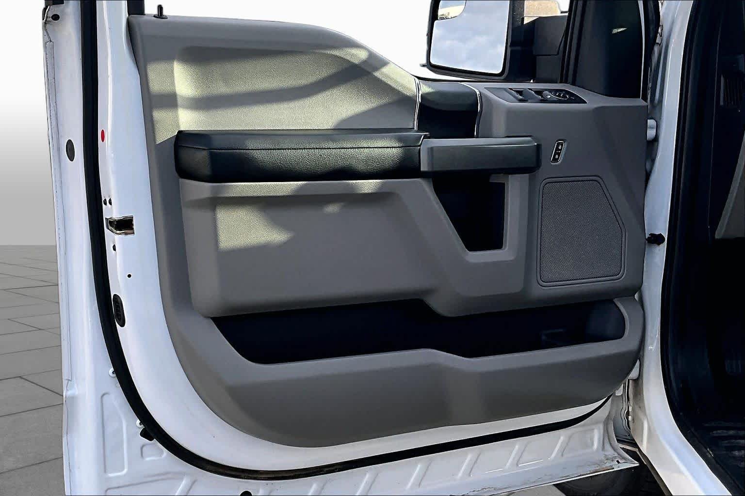 Used 2016 Oxford White Ford XLT image 22