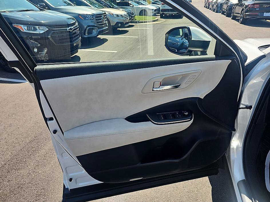 Used 2023 Oxygen White Toyota Limited image 11
