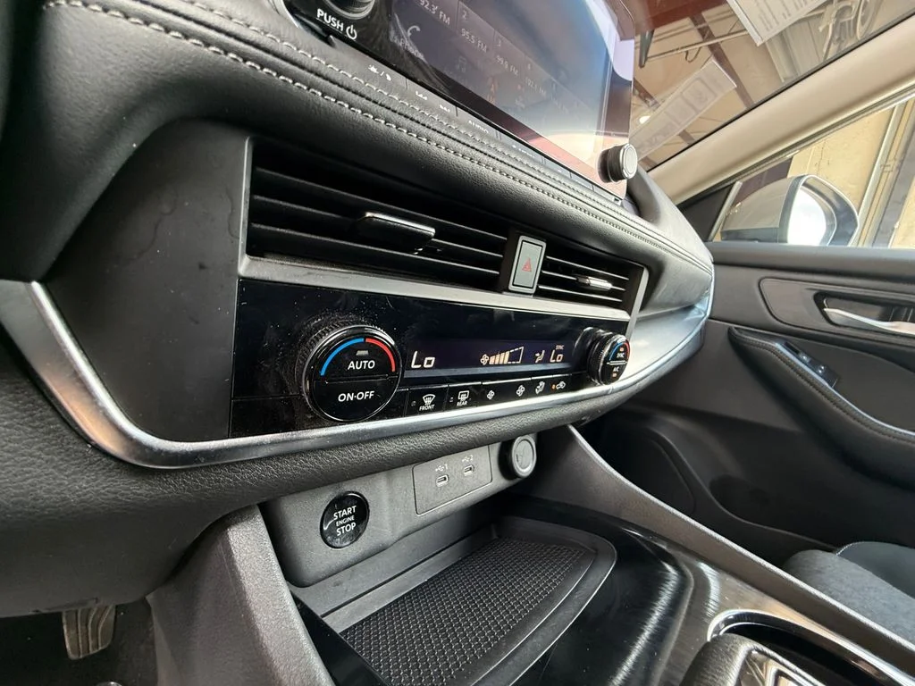 Used 2025 Beige/tan Nissan SV image 23