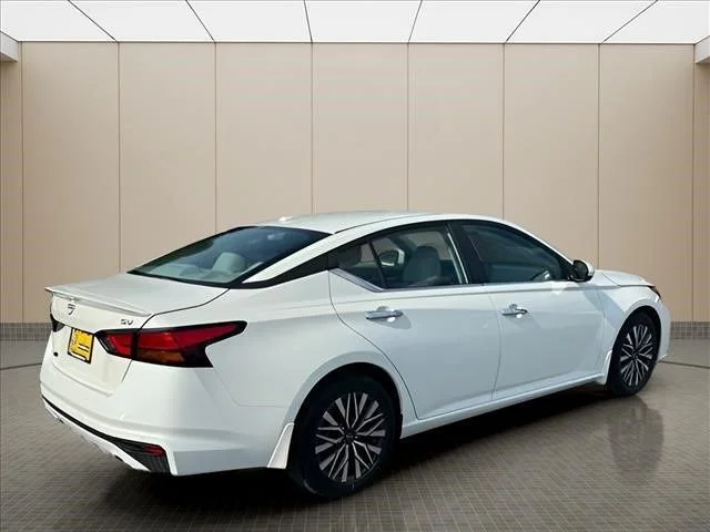 Used 2023 White Nissan 2.5 SV image 3