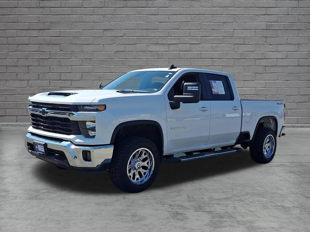 Used 2025 Summit White Chevrolet LT image 6