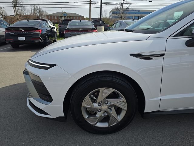 Used 2025 White Hyundai SE image 10