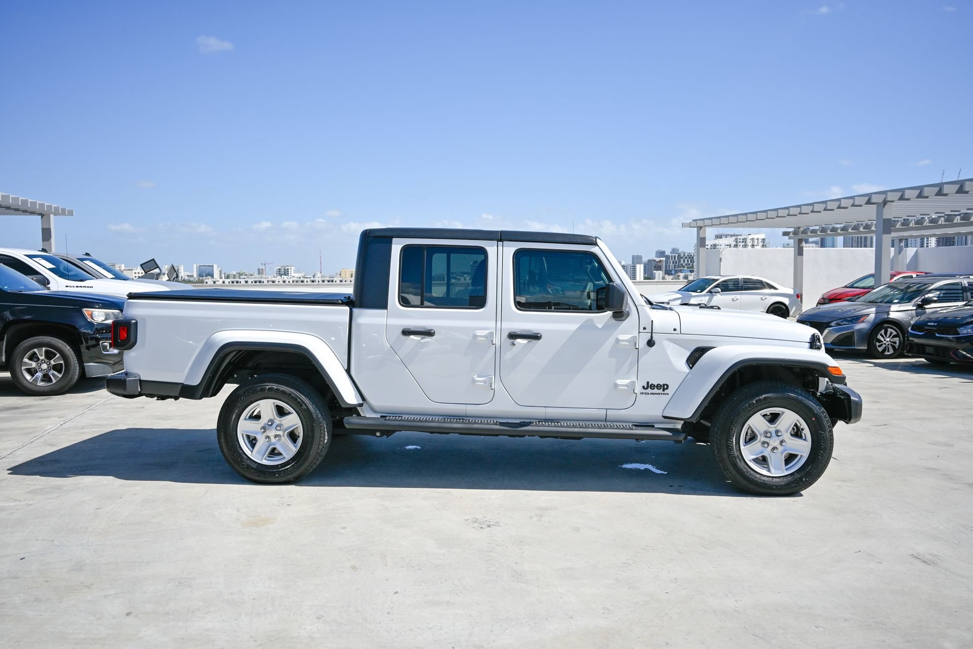 Used 2023 White/off-white Jeep Sport S image 4