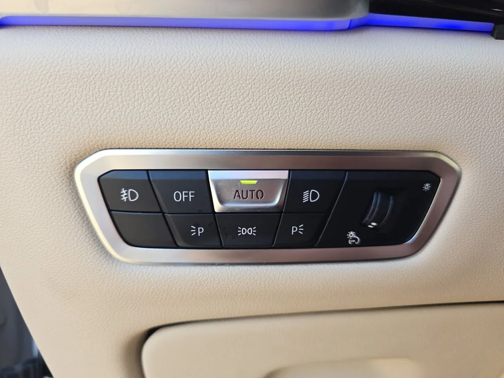 Used 2020 White BMW xDrive40i image 27