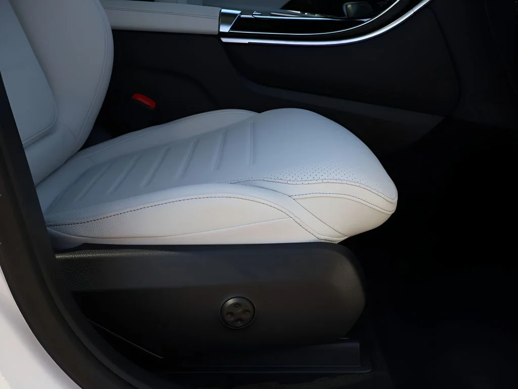 New 2026 Polar White Mercedes-Benz GLC 300 image 12