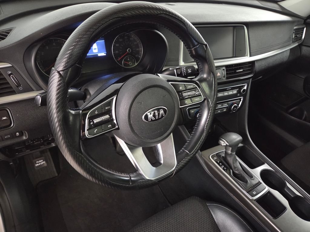 Used 2019 White Kia S image 18