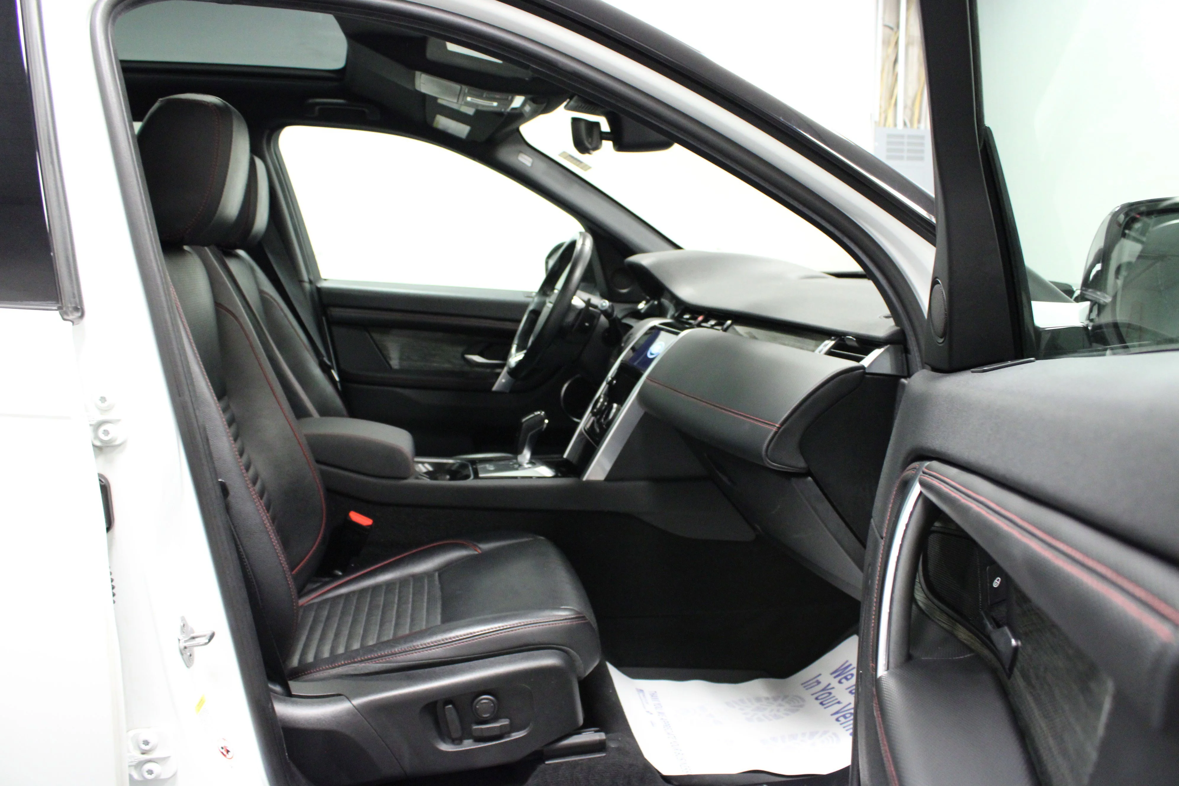 Used 2020 Fuji White Land Rover S R-Dynamic image 16