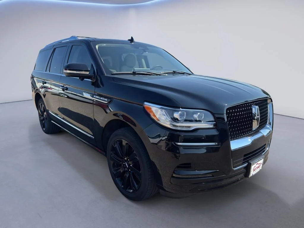 Used 2024 Infinite Black Metallic Clearcoat Lincoln Reserve image 4