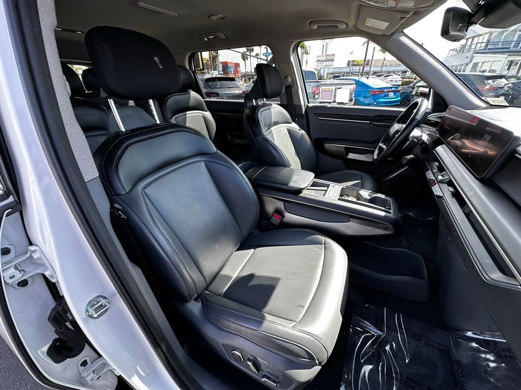 Used 2024 Snow White Pearl Kia Light Long Range image 19
