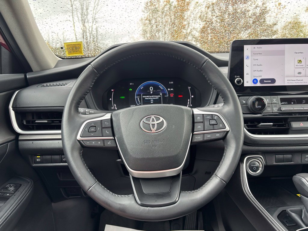 Used 2025  Toyota XLE image 19