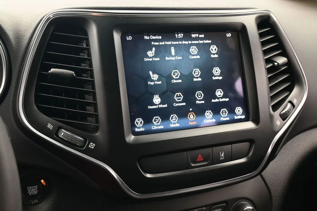 Used 2022 Diamond Black Crystal Pearlcoat Jeep Latitude Lux image 19