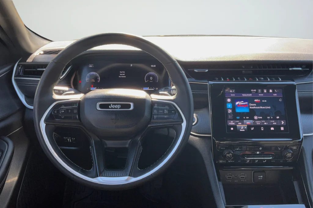 Used 2023 White Jeep Altitude image 12