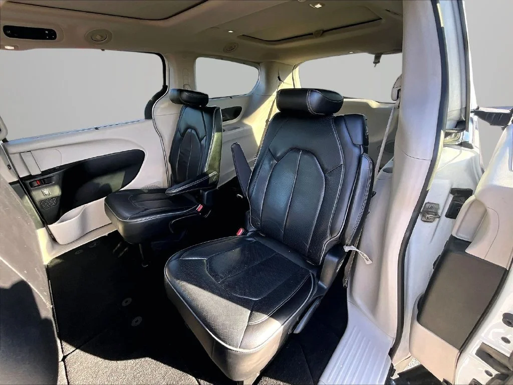 Used 2018 White Chrysler Limited image 24