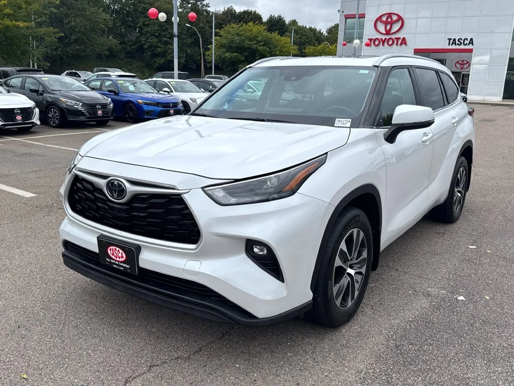Used 2023 Beige Toyota XLE image 3