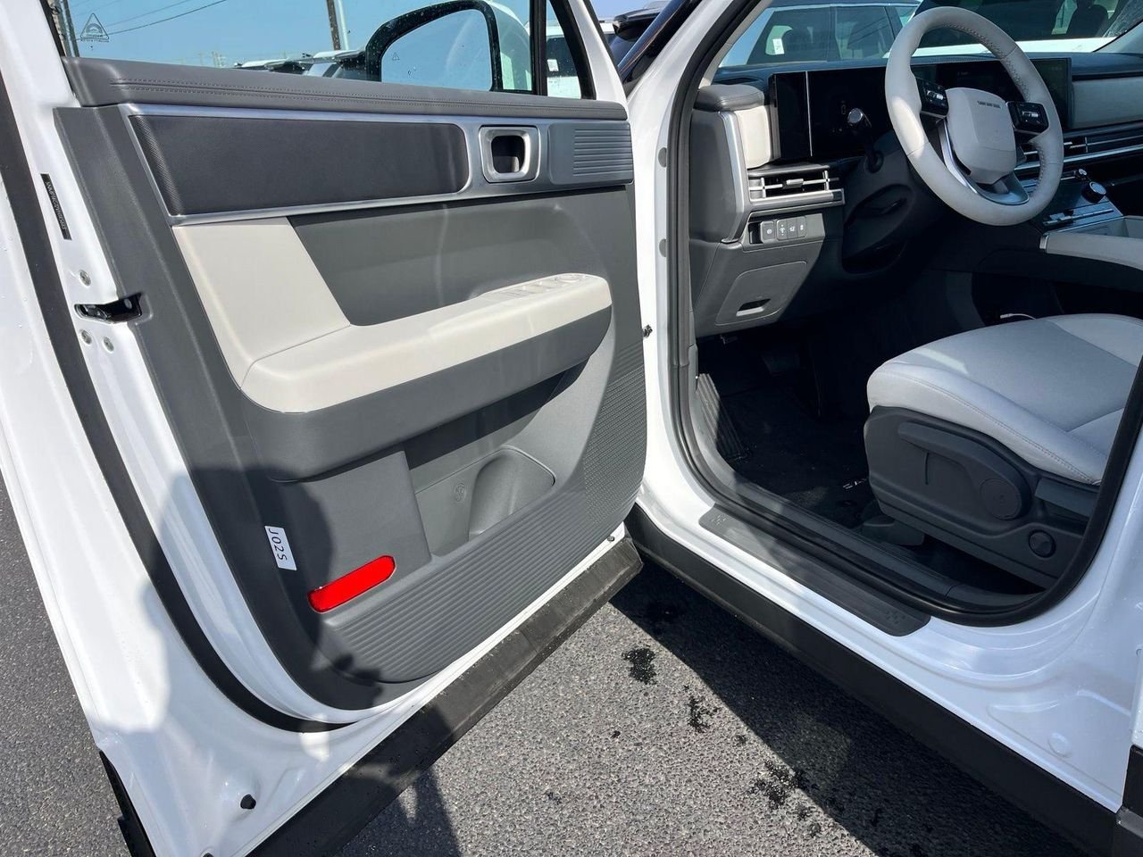 New 2027 White Hyundai SE image 14