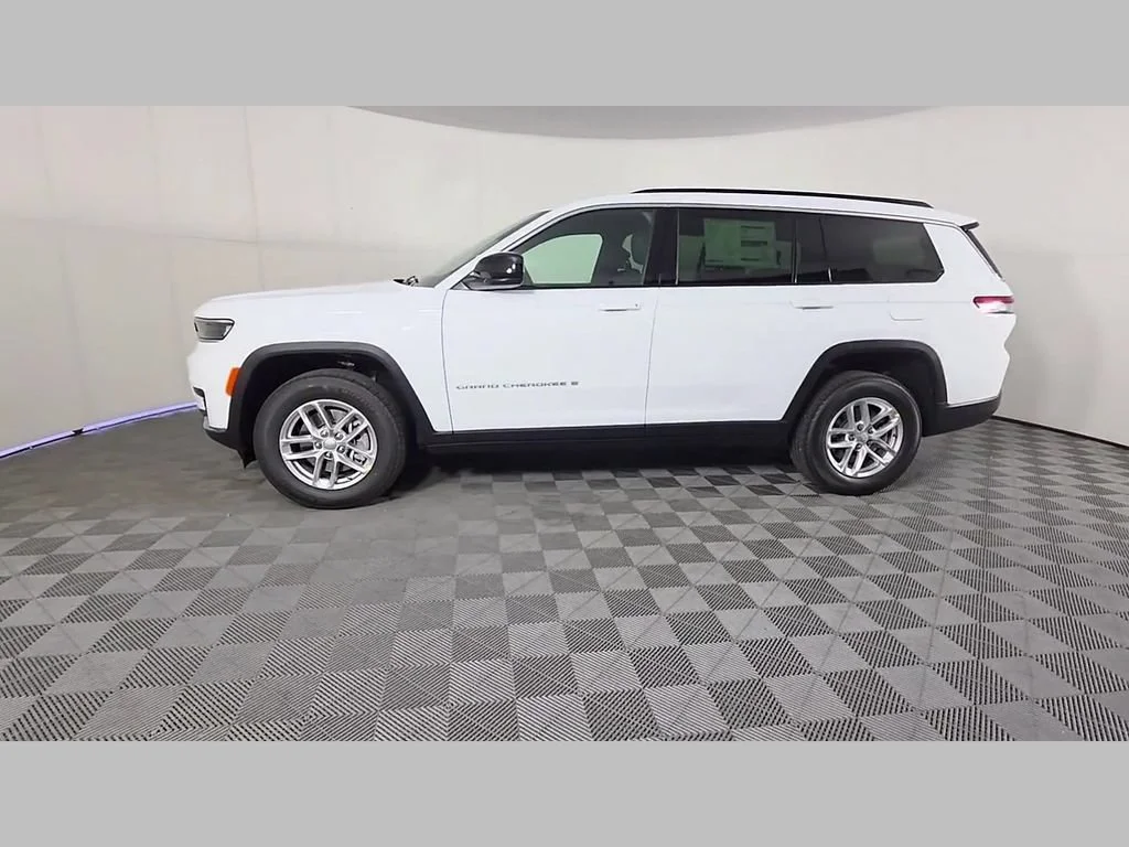 New 2026 Bright White Clear-Coat Exterior Paint Jeep Laredo X image 35