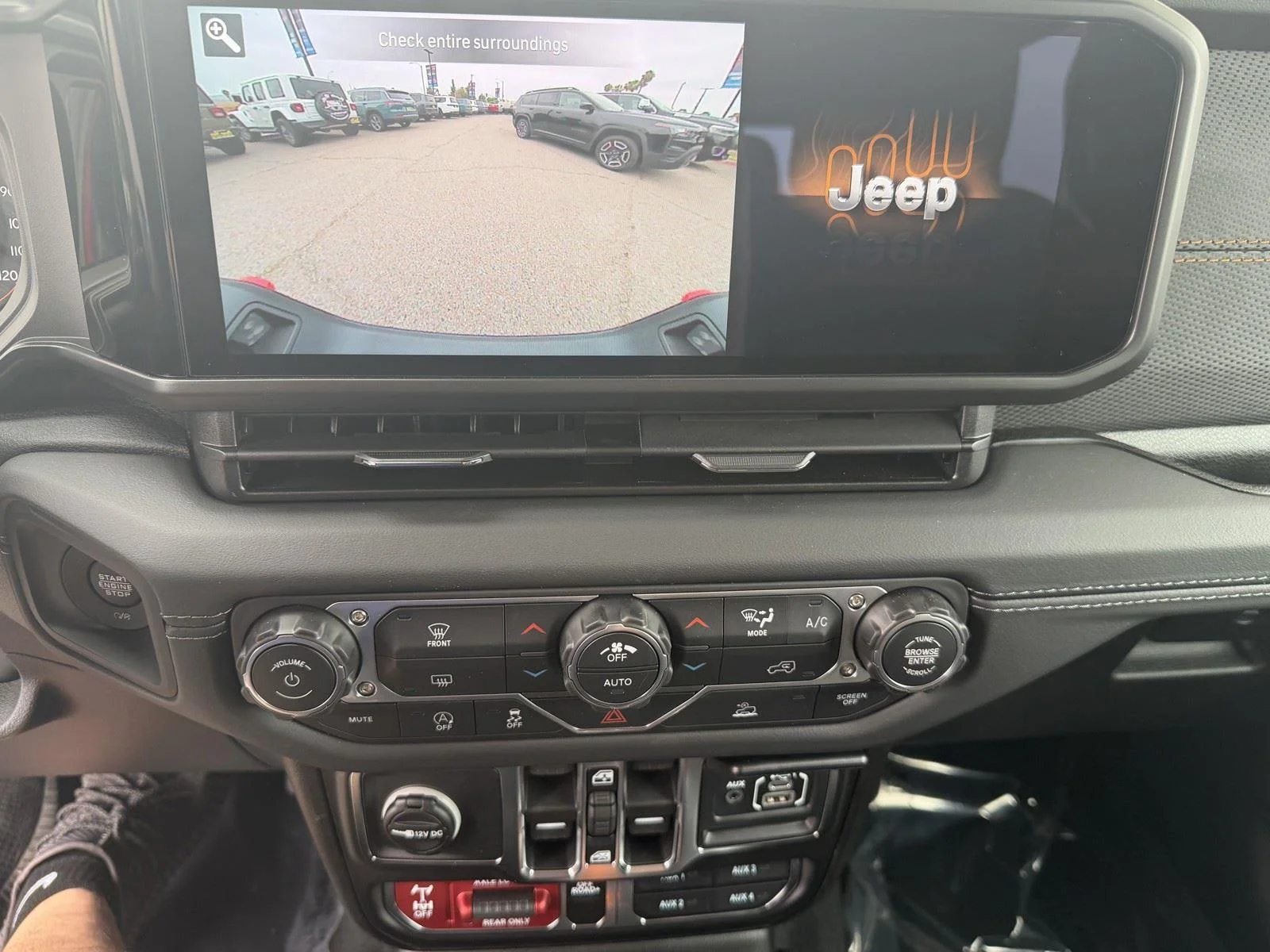 New 2026 Black Clear-Coat Exterior Paint Jeep Mojave image 24